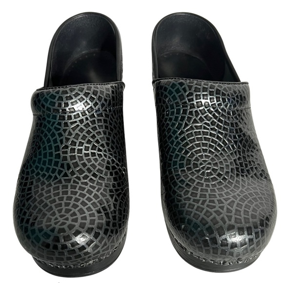 Dansko Mosaic Women’s Black Gray Patent Leather Slip On Clogs Shoes Size 8.5-9 - Picture 4 of 11